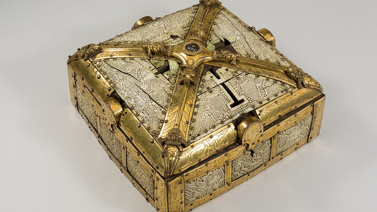 Thread by @VonRegium: Elmo da Imperial Guarda de Honra, cunhado em metal  dourado na década de 1820. Este item pertence ao acervo da Museologia do  @museuimperial A…